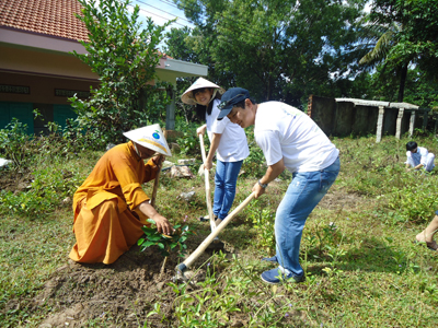 Khách sạn Novotel Nha Trang tham gia trồng 1.100 cây tặng tịnh xá Ngọc Vạn