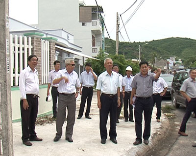 Ông Nguyễn Chiến Thắng (thứ 2 từ phải sáng) thị sát các điểm bị ngập nước.