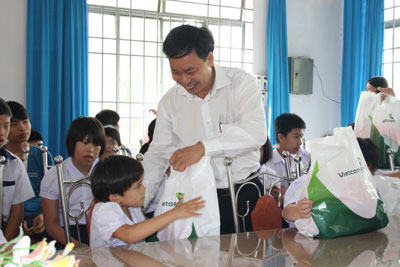 Lãnh đạo Vietcombank Chi nhánh Nha Trang trao quà cho các em ở Trung tâm Bảo trợ xã hội tỉnh.