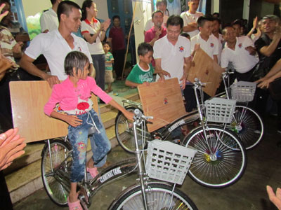 Tặng học bổng và xe đạp cho thiếu nhi xã Ninh Tây.
