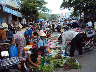 Cần lập lại trật tự an toàn giao thông trước chợ Bình Tân