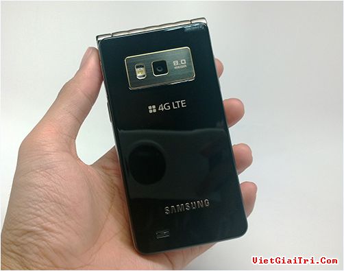 Màn hình ngoài cảm ứng có thể sử dụng khi gập máy lại.