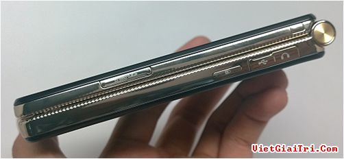 Phần bản lề được xi vàng chắc chắn và hoạt động khá êm.