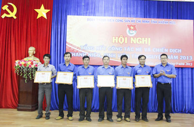 Khen thưởng 30 tập thể và 42 cá nhân xuất sắc