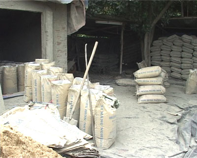 Phát hiện 1 cơ sở sản xuất xi măng giả