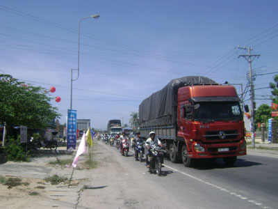 Việc lắp camera trên tuyến Quốc lộ sẽ kiểm soát hiệu quả các phương tiện vi phạm giao thông.  (Ảnh chụp trên tuyến Quốc lộ qua địa phận Cam Ranh)