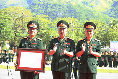 Thừa ủy nhiệm của Thủ tướng Chính phủ, Thượng tướng Nguyễn Chí Vịnh (giữa) trao quyết định thành lập Trường Đại học Thông tin liên lạc cho lãnh đạo nhà trường.