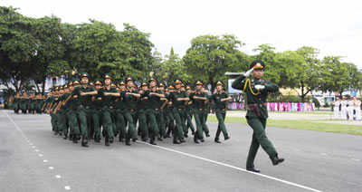 Duyệt đội ngũ trong ngày công bố quyết định thành lập Trường Đại học Thông tin liên lạc và khai giảng năm học mới.