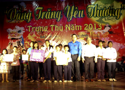 Đồng chí Lê Xuân Thân và đồng chí Võ Hoàn Hải, Bí thư Tỉnh đoàn trao quà cho thiếu nhi.