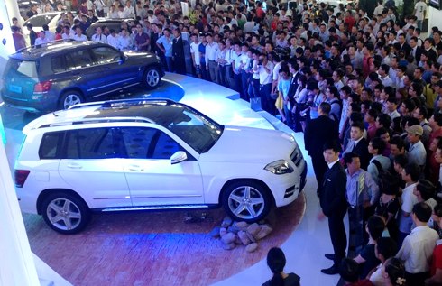 Khách tham quan tại Việt Nam Motor Show năm 2012.