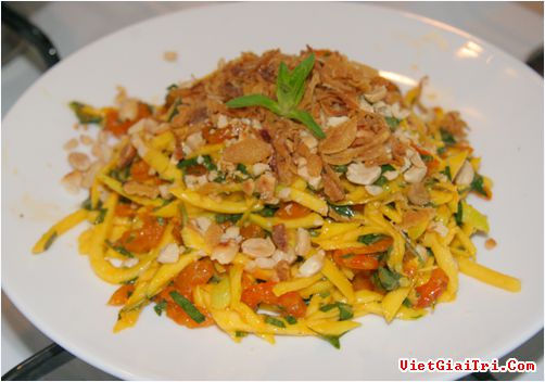 Gỏi xoài trộn tôm khô rim