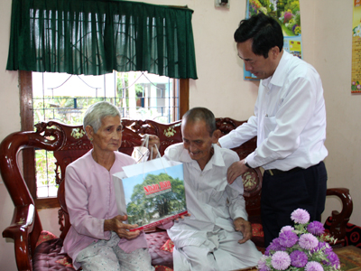 Lãnh đạo báo Nhân Dân thăm, tặng quà gia đình chính sách tiêu biểu