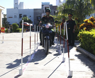 Kiểm tra lái xe an toàn tại Sư đoàn Bộ binh 305