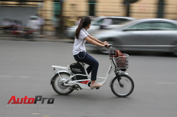 Trời mưa có nên dùng xe điện?