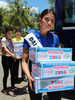 Charity activities of Miss Universe Vietnam in Khanh Hoa Provincial Social Sponsor Center