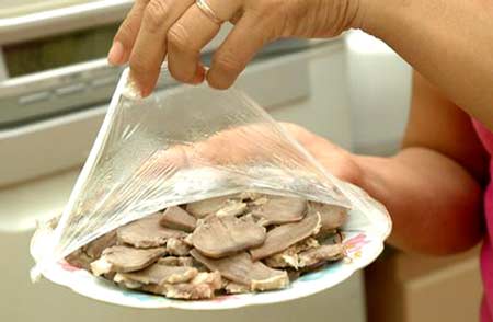 Không dùng màng bọc khi thức ăn nóng trên 70°C
