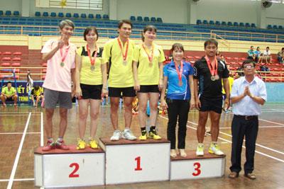 Ban tổ chức trao giải cho các vận động viên đạt thành tích xuất sắc.