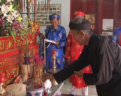 Các đại biểu dâng hương tưởng nhớ công ơn Hưng Đạo Đại Vương Trần Quốc Tuấn.