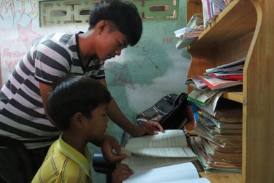 Con em của làng phong nỗ lực vươn lên trong học tập.