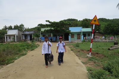 Nhờ chính sách hỗ trợ học bổng của Nhà nước, con em của người dân làng phong đều được đến trường.