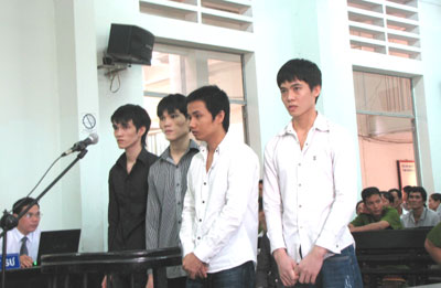  Từ trái qua, các bị cáo Hiếu, Hậu, Tâm và Tuấn.