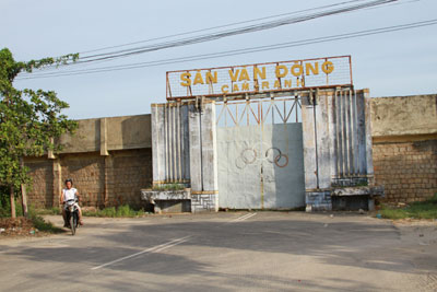 Cổng chính vào sân vận động bị gỉ sét.