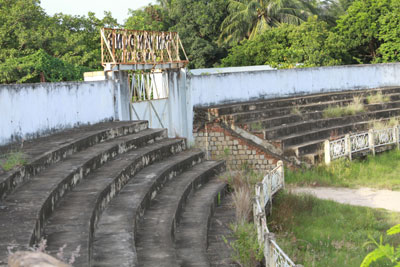 Khu vực bục ngồi khán giả trên sân vận động Cam Ranh bị rêu mốc, xuống cấp.