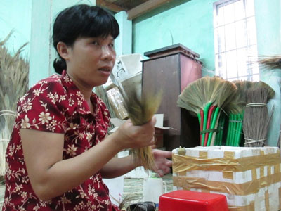 Bà Trần Thị Thân đang làm chổi đót.