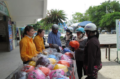 Người dân không mặn mà khi đổi mũ bảo hiểm kém chất lượng