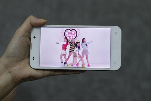 Thoải mái lưu phim HD với smartphone giá rẻ.