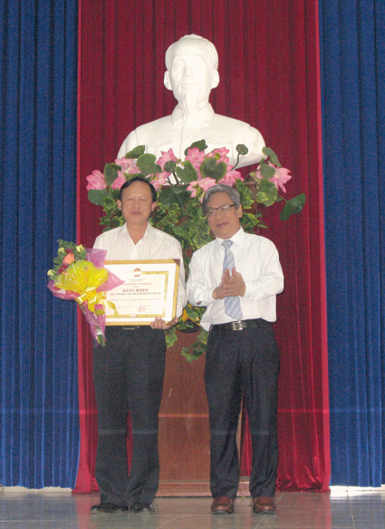 Đồng chí Lê Xuân Thân trao bằng khen của UBND tỉnh cho Công ty Xổ số kiến thiết Khánh Hòa.