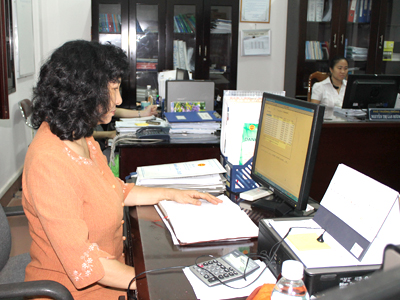 Công chức Phòng Quản lý nợ và Cưỡng chế nợ thuế rà soát các&nbsp;trường hợp&nbsp;nợ thuế.