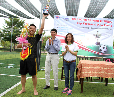 Đội bóng Vietravel Nha Trang vô địch giải tứ hùng