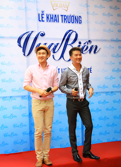 Ca sỹ Đàm Vĩnh Hưng và Dương Thiệu Vũ biểu diễn và giao lưu với các bạn trẻ.