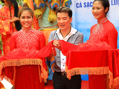 Cắt băng khánh thành Trung tâm.