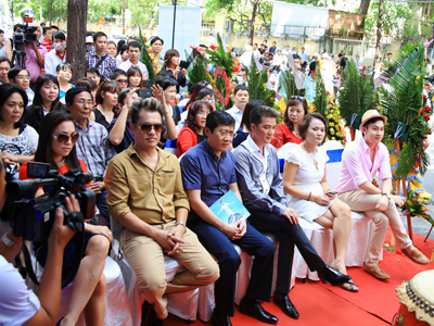 Đông đảo người dân và khách mời đến nghe Ca sỹ Đàm Vĩnh Hưng biễu diễn các ca khúc yêu thích.