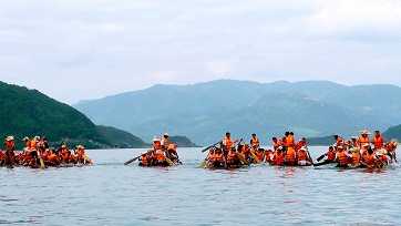 Thi chèo thuyền trên vịnh Nha Phu.