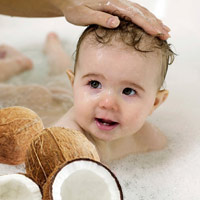 Tắm nước dừa giúp trẻ nhỏ trắng da?