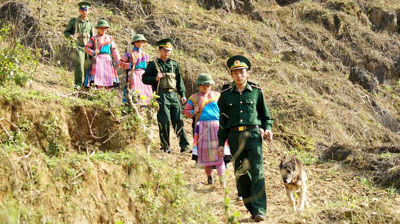 Phối hợp tuần tra bảo vệ an ninh biên giới Tổ quốc.