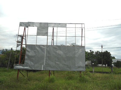 Cần thay thế những pano tuyên truyền xuống cấp