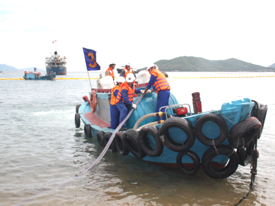 Các lực lượng tham gia diễn tập ứng cứu sự cố tràn dầu.