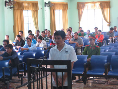 Tài xế trút gỗ xuống đường cản công an lãnh án