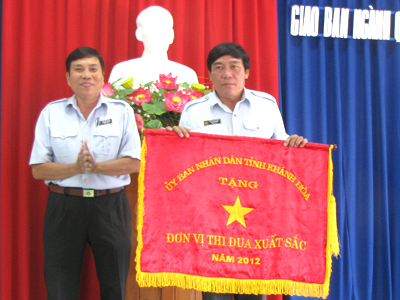 Ông Nguyễn Yên Sơn - Chánh Thanh tra tỉnh trao cờ thi đua của UBND tỉnh cho Thanh tra TP. Cam Ranh.