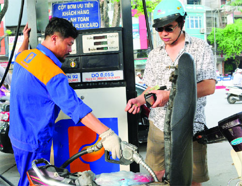 Người tiêu dùng kỳ vọng việc đổi mới công tác điều hành sẽ hạn chế được tình trạng giá xăng dầu “tăng nhanh, giảm chậm”. Ảnh: Hải Linh