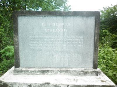 Cần chăm sóc tấm bia di tích lịch sử đèo Bánh Ít