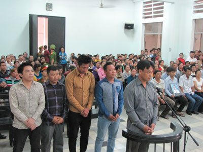 Từ trái qua, các bị cáo: Em, Thành, Phương, Được, Hải.