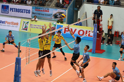 Đội bóng Sanest Khánh Hòa (phải) đang gặp khó khăn về lực lượng trước vòng 2 mùa bóng năm nay.