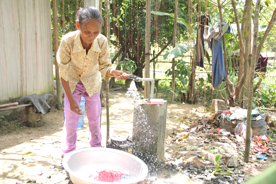 Có nước sinh hoạt về tận nhà, bà Mang Thị Thanh không còn phải sử dụng nước suối.