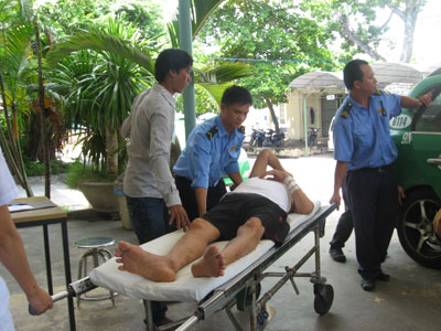 Ngoài việc đảm bảo an ninh trật tự tại Bệnh viện Đa khoa tỉnh, vệ sĩ Công ty Bảo vệ S. còn tham gia đưa người bệnh vào khu vực cấp cứu để được chữa trị kịp thời.