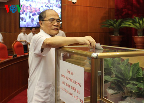 Chủ tịch Quốc hội Nguyễn Sinh Hùng tham gia ủng hộ